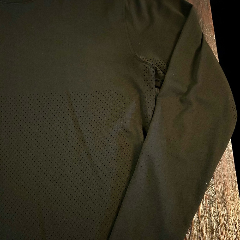 Lululemon Men's Black Long-Sleeve Performance Shirt - Picture 2 of 5